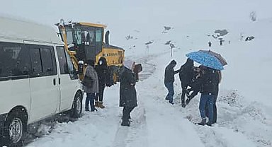 2600 rakımlı bölgede karda mahsur kalan yolcuları belediye ekibi kurtardı