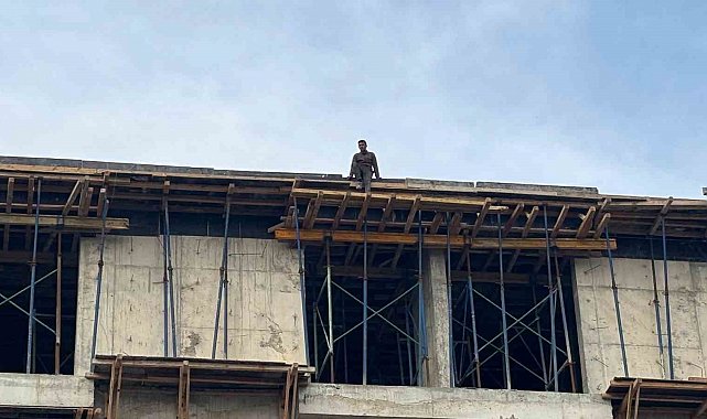 4 aydır maaş alamayan işçiler, çatıya çıktı: "İçeride biriken para yaklaşık 3.5 milyon lira"