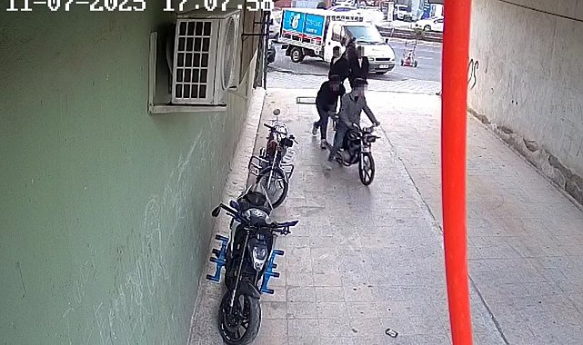 4 kişi bir motosikleti iterek çaldı