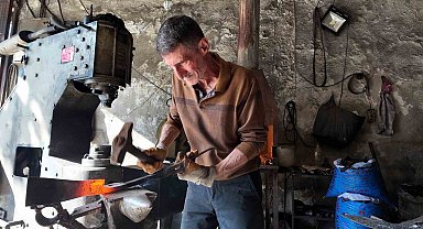 60 yaşındaki usta, 45 yıldır demir dövüyor