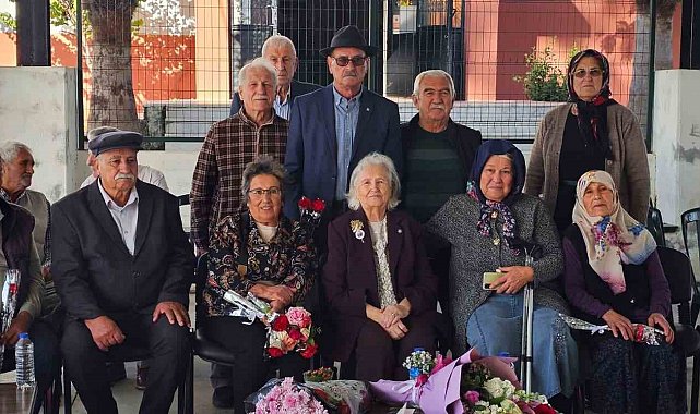 62 yıl sonra ilk öğretmenleri ile buluşup gününü kutladılar