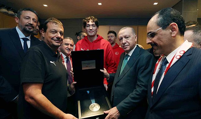 A Milli Erkek Basketbol Takımı, ikincilik madalyasını Cumhurbaşkanı Erdoğan'a takdim etti