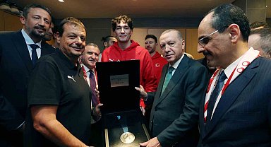 A Milli Erkek Basketbol Takımı, ikincilik madalyasını Cumhurbaşkanı Erdoğan'a takdim etti