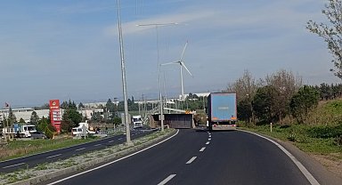 Açılan kamyon damperi kamera ve aydınlatma direklerini yıktı