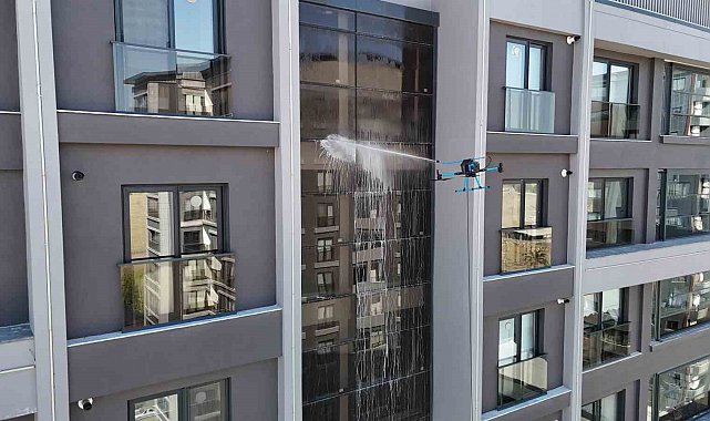Adana'da cam temizliğine yeni soluk: Dronlar camcı oldu