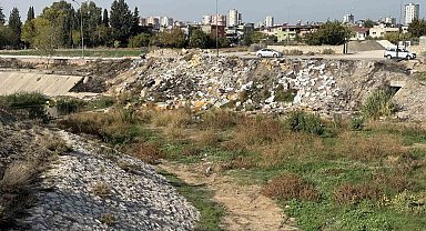 Adana'da kuruyan dere moloz döküm sahasına döndü