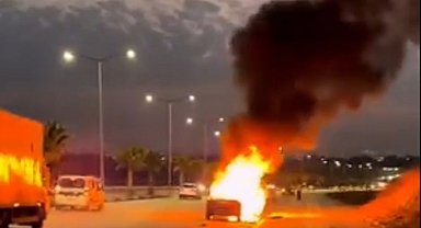 Adana'da seyir halindeki otomobil alev alev yandı