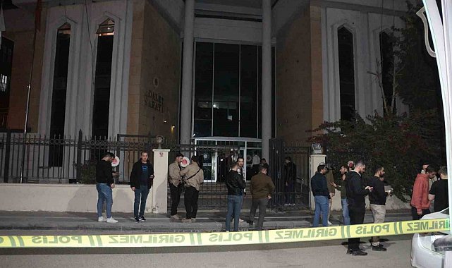 Adliye çıkışında silahlı saldırıya uğrayan 2 kişi ağır yaralandı