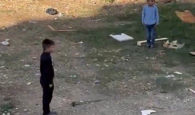 AFAD'ın siren testi sırasında çocuklar esas duruşa geçti