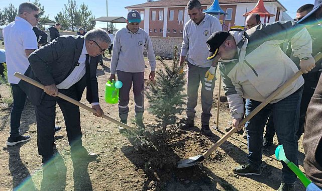 Afyonkarahisar'da binlerce fidan toprakla buluşturuldu