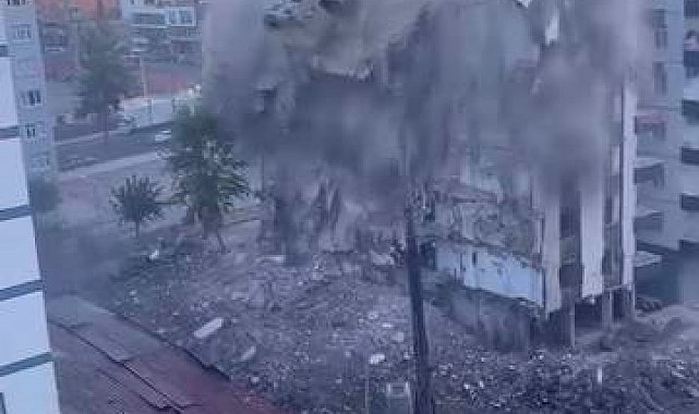 Ağır hasarlı 8 katlı bina tek dokunuşta yerle bir oldu