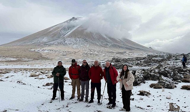Ağrı Dağı'nda kar yağışına rağmen 27 dağcı tırmanışa geçti