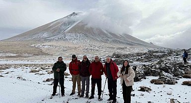 Ağrı Dağı'nda kar yağışına rağmen 27 dağcı tırmanışa geçti