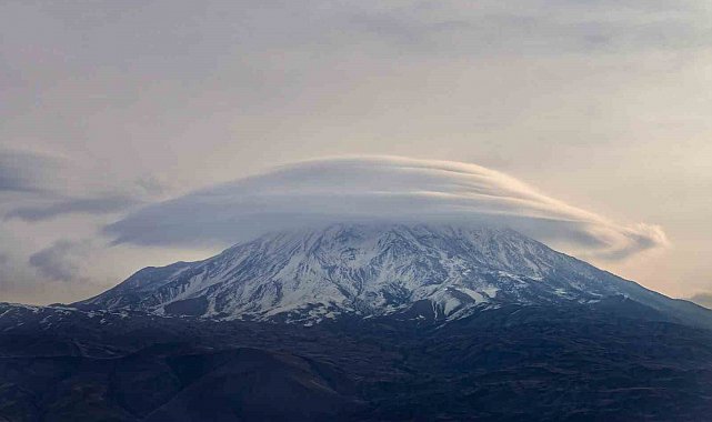 Ağrı Dağı'nda "mercek bulutu" hayran bıraktı