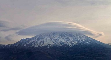 Ağrı Dağı'nda "mercek bulutu" hayran bıraktı