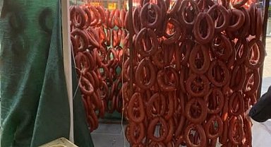 Ağrı'da etiketsiz ürünlere geçit yok: 415 kilo sucuk ele geçirildi