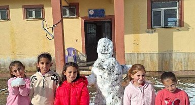 Ağrı'da öğrenciler yılın ilk kardan adamını yaptı