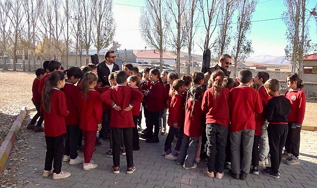 Ağrı'da öğretmenler kırsal bölgelerde öğrencileri müzikle buluşturuyor