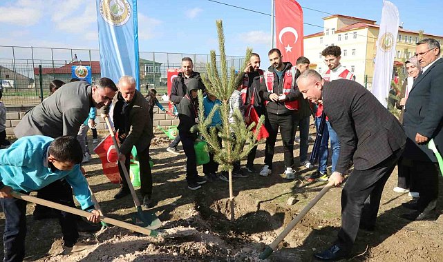 Ağrı'da "Türkiye Yeşeriyor, Gazze Güçleniyor" projesi kapsamında fidanlar toprakla buluşturuldu