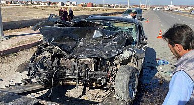 Aksaray'da otomobiller kafa kafaya çarpıştı: 2 ağır yaralı