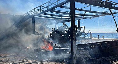 Alanya'da plaj büfesi alev alev yandı