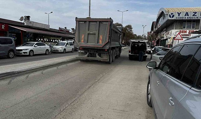 Alaplı'da ağır tonajlı kamyonlar yollarda çatlak oluşturdu