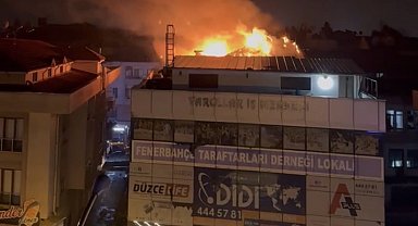 Alevlere teslim olan çatı güçlükle söndürüldü