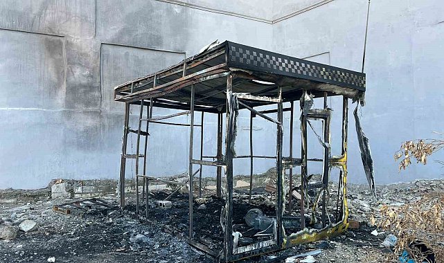 Alevlere teslim olan taksi kulübesinden geriye hurda yığını kaldı