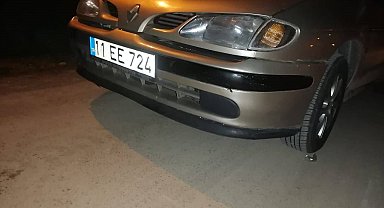 Alkol alıp yol kenarında yattı, üzerinden otomobil geçince ağır yaralandı