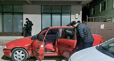 Alkollü sürücü polis uygulamasını görünce otomobili kaldırıma çekti: Üzerinden ve araçtan uyuşturucu çıktı