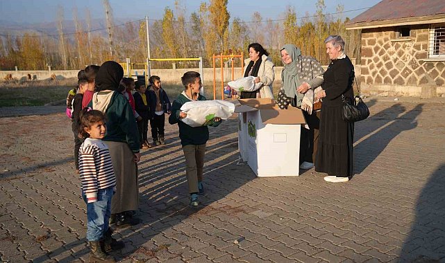 Almanya'dan Muş'a gönülleri ısıtan yardım: Bin çocuğa kışlık yardım