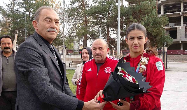 Altın madalyalı boksör Evin Erginoğuz çiçeklerle karşılandı
