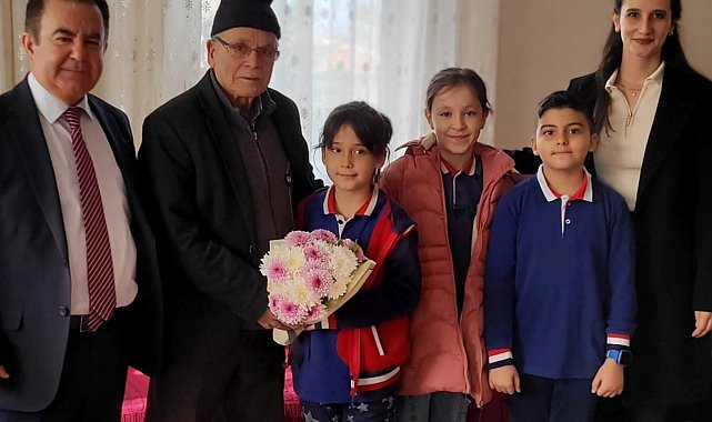 Altıntaş'ta miniklerden emekli öğretmenlere anlamlı ziyaret