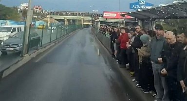 Altunizade'deki metrobüs kuyruğunda yolcular yağmur altında ıslandı