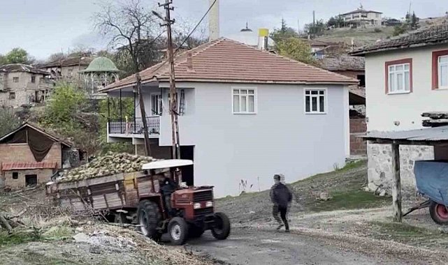 Amasya'da pancar yüklü traktör römorku devrildi: Kaza anı kamerada