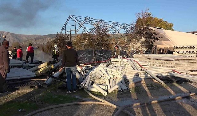 Amasya'da plastik malzeme dolu depo yandı, yükselen dumanlar metrelerce öteden görüldü