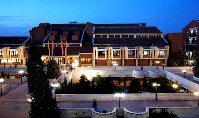 Anadolu Üniversitesi Kütüphanesi 724 öğrencilerin yanında