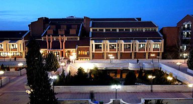 Anadolu Üniversitesi Kütüphanesi 724 öğrencilerin yanında