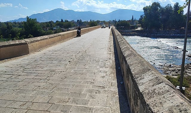 Anadolu'nun bilinen ilk Roma köprüsüne sprey boyayla yazılama yapıldı