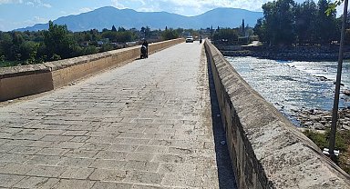 Anadolu'nun bilinen ilk Roma köprüsüne sprey boyayla yazılama yapıldı