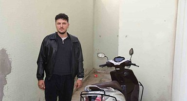 Anahtarı üzerinde bırakılan motosikletin çalınma anı kamerada