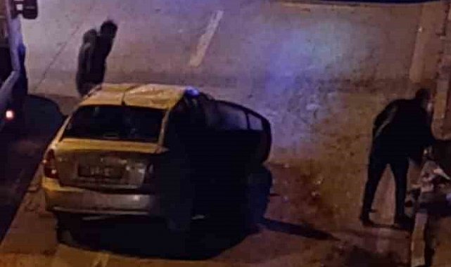 Ankara'da kaldırıma çarpan araç devrildi: 4 yaralı