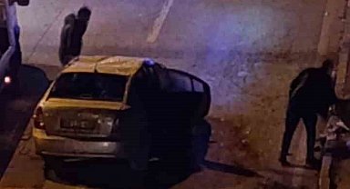 Ankara'da kaldırıma çarpan araç devrildi: 4 yaralı