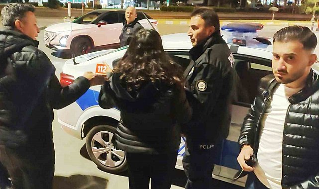 Anne ve baba, avukat kızlarını taksi durağına kilitledi