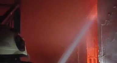 Antakya'da binanın çatısı alevlere teslim oldu