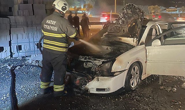 Antakya'da otomobilin motor kısmı yandı