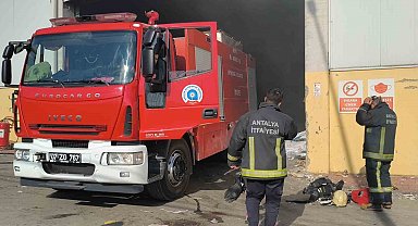 Antalya'da geri dönüşüm fabrikasındaki yangın korkuttu