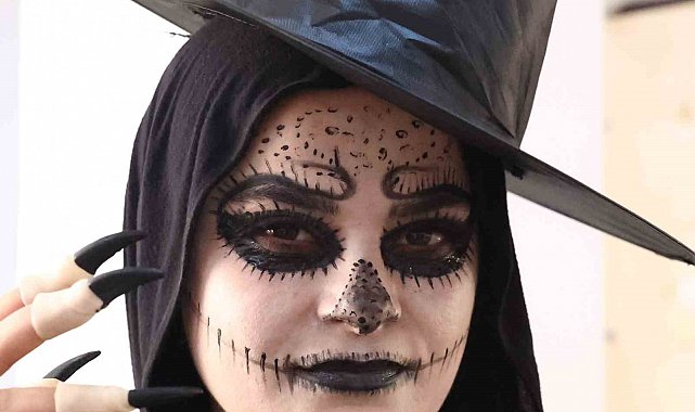 Antalya'da görenleri 'korkutan' makyaj