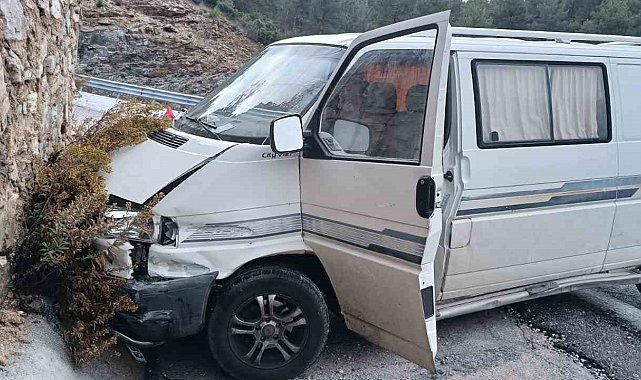 Antalya'da istinat duvarına çarpan aracın sürücüsü yaralandı