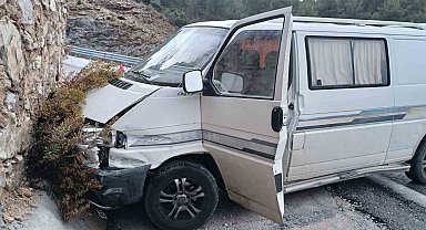 Antalya'da istinat duvarına çarpan aracın sürücüsü yaralandı